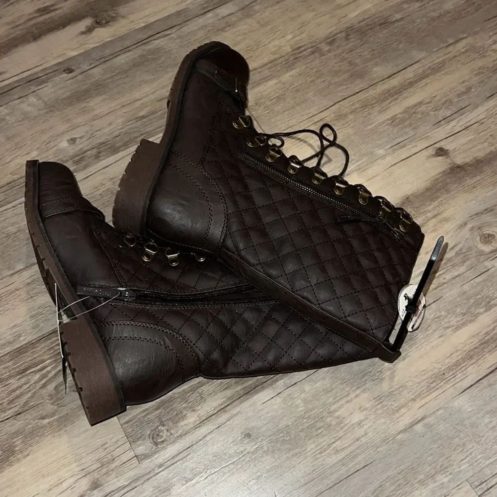 Daily Shoes - Picture 2 of 3